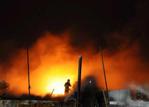 10月24日，消防隊員在火災(zāi)現(xiàn)場撲救