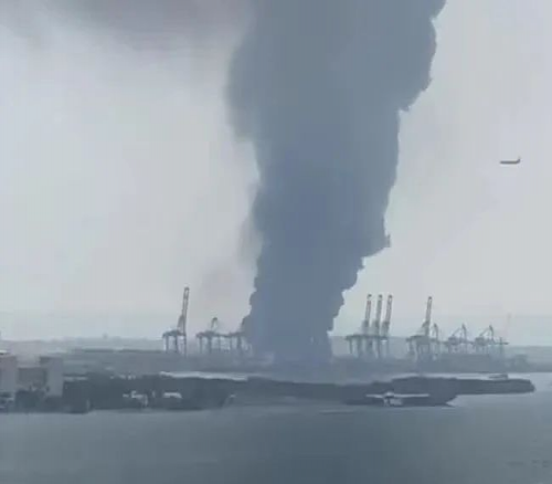 突發(fā)劇烈爆炸！南美大港陷入火海